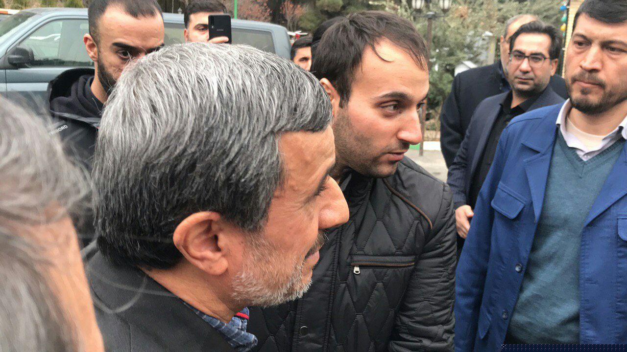 (عکس) فرزند شهید سلیمانی در آغوش احمدینژاد (عکس) فرزند شهید سلیمانی در آغوش احمدینژاد
