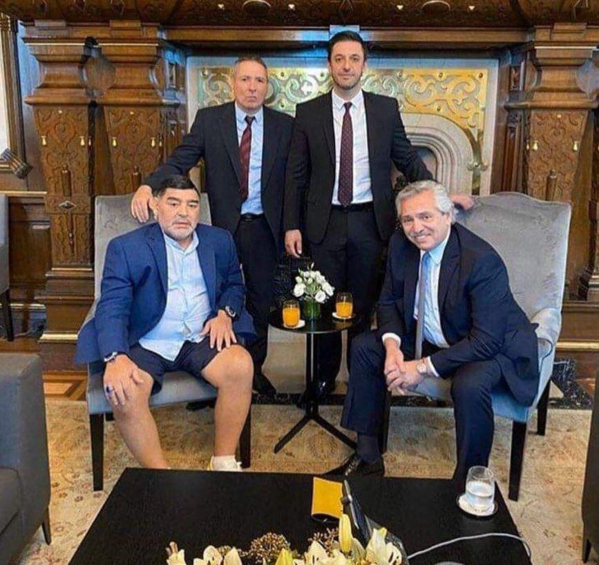 (عکس) لباس عجیب مارادونا برای دیدار با رئیسجمهور آرژانتین (عکس) لباس عجیب مارادونا برای دیدار با رئیسجمهور آرژانتین