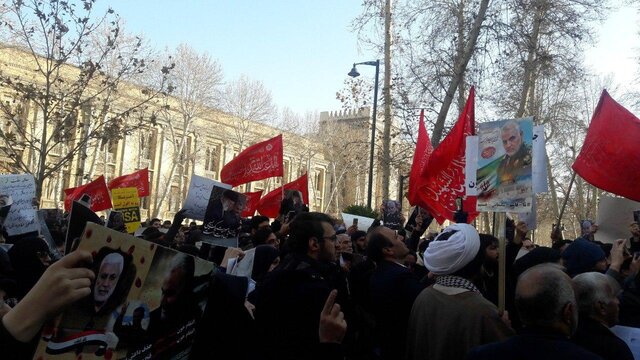 (تصاویر) برگزاری تجمع اعتراض نسبت به سخنان ظریف مقابل وزارت خارجه