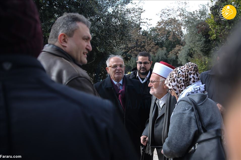 (تصاویر) خطیب مسجد الاقصی روی دوش فلسطینی‌ها