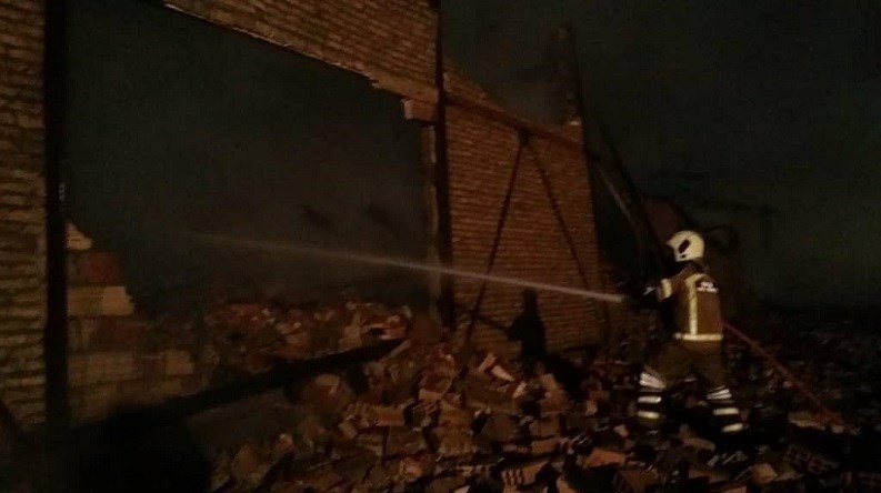 (تصاویر) ساختمان ۳ طبقه آتش‌ گرفت و فروریخت