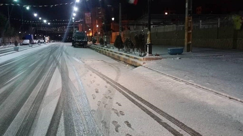 (تصاویر) ساختمان ۳ طبقه آتش‌ گرفت و فروریخت