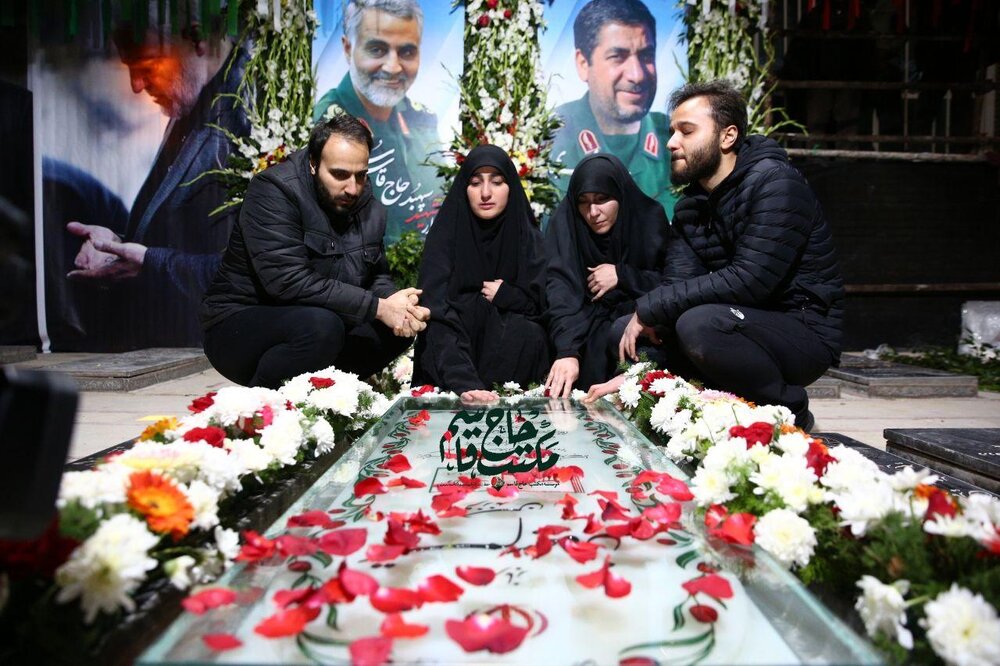 تصویری از چهار فرزند سردار سلیمانی بر سر مزار پدر