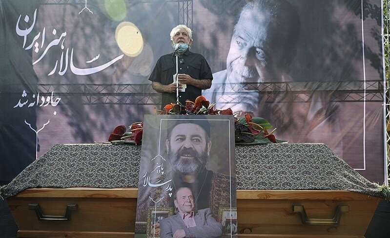 (تصاویر) متن و حاشیه مراسم تشییع و خاکسپاری محمد علی کشاورز؛ چه کسانی برای وداع با استاد کشاورز آمدند؟