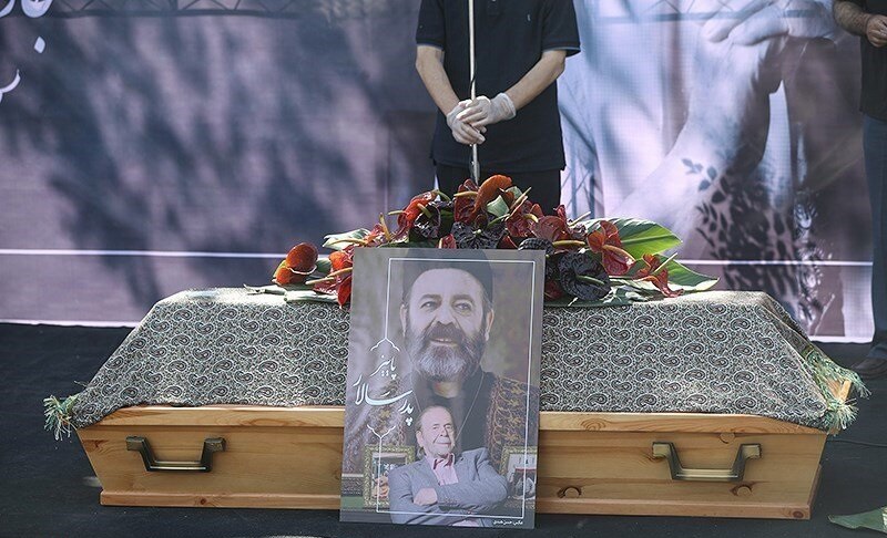 (تصاویر) متن و حاشیه مراسم تشییع و خاکسپاری محمد علی کشاورز؛ چه کسانی برای وداع با استاد کشاورز آمدند؟