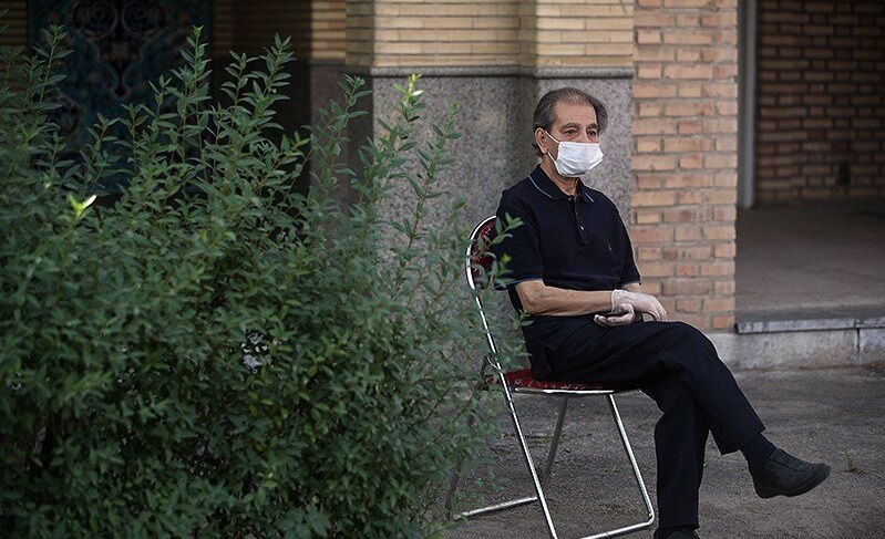 (تصاویر) متن و حاشیه مراسم تشییع و خاکسپاری محمد علی کشاورز؛ چه کسانی برای وداع با استاد کشاورز آمدند؟