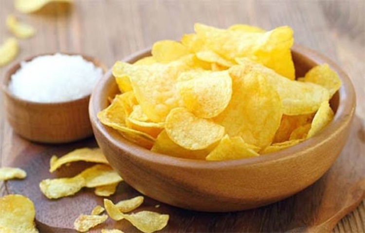 خوردن چیپس چه مضراتی برای سلامتی دارد؟ خوردن پُفک و چیپس چه مضراتی برای سلامتی دارد؟