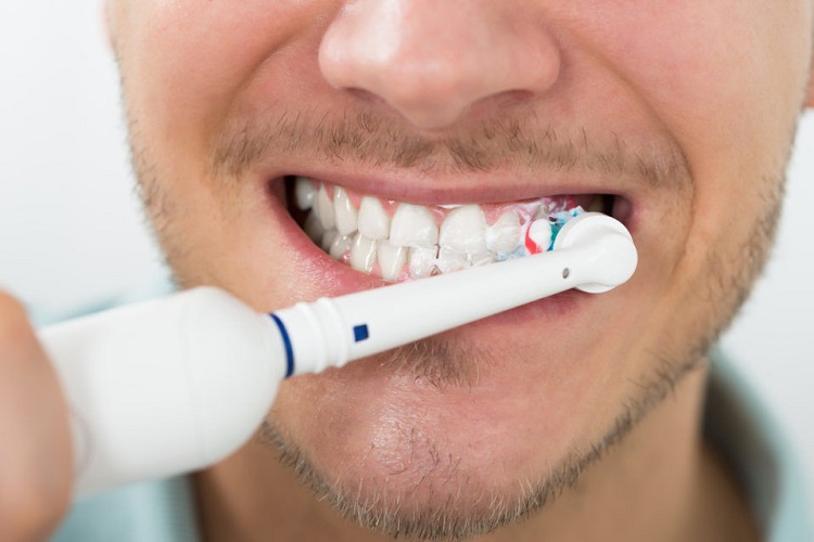 مزایای مسواک برقی مسواک برقی یا معمولی؛ کدام یک بهتر است؟