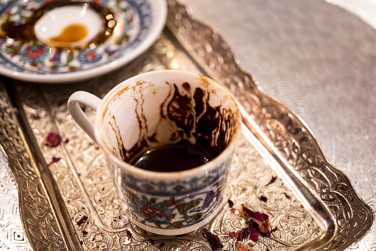 انواع فال و طالع بینی‌های ایرانی و روش استفاده از آن‌ها