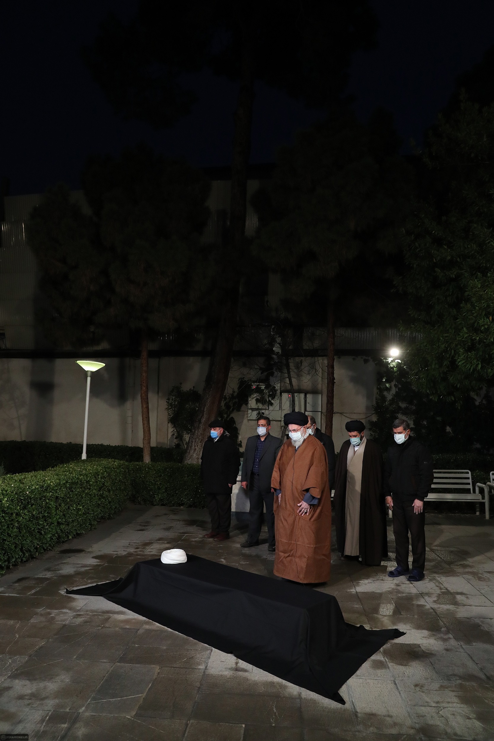 تصویر نماز رهبر انقلاب بر پیکر آیت‌الله مصباح یزدی