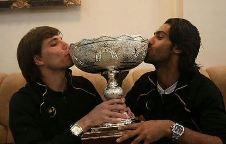 (عکس) بوسه فرهاد مجیدی به جام قهرمانی!