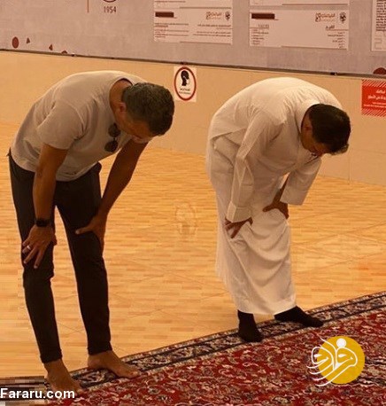 (عکس) سرمربی پیشین الهلال در حال نماز خواندن