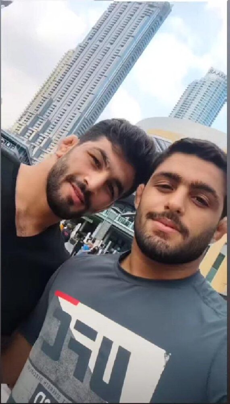عکس حسن یزدانی با برج خاص دبی