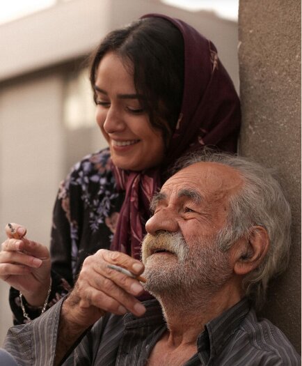 (عکس) سیگار کشیدن ترانه علیدوستی به همراه بازیگر پیشکسوت