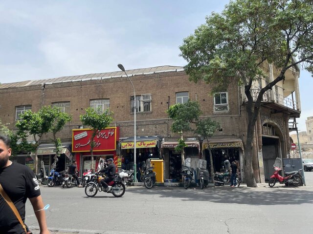 ساختمان قاجاری که با شرایط وخیم روبه‌روی ساختمان کفش ملی قرار دارد و باوجود فرونشست‌ دیوارها فقط بخشی از سردر آن را مرمت کرده‌اند 