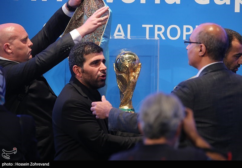 (تصاویر) حاشیه‎‌های رونمایی از کاپ جام جهانی؛ از ازدحام و بی نظمی تا قهر نماینده‌ی فیفا!