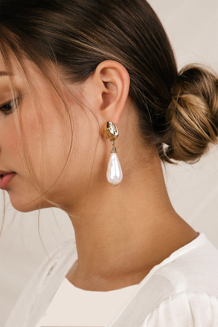 چطور جواهرات را با لباس سفید ست کنیم؟