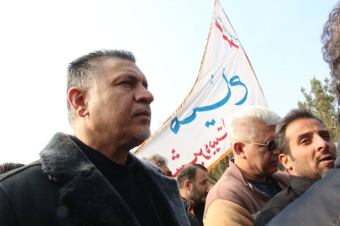 (عکس) علی دایی در مراسم تدفین کریم باوی