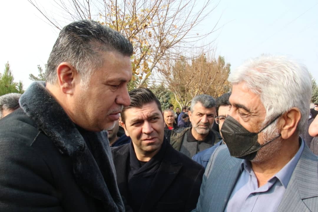 (عکس) علی دایی در مراسم تدفین کریم باوی