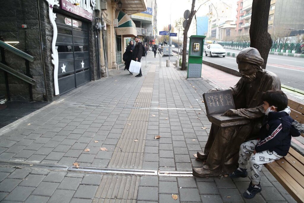 با مفاخر ایران در قلب تهران عکس یادگاری بگیرید