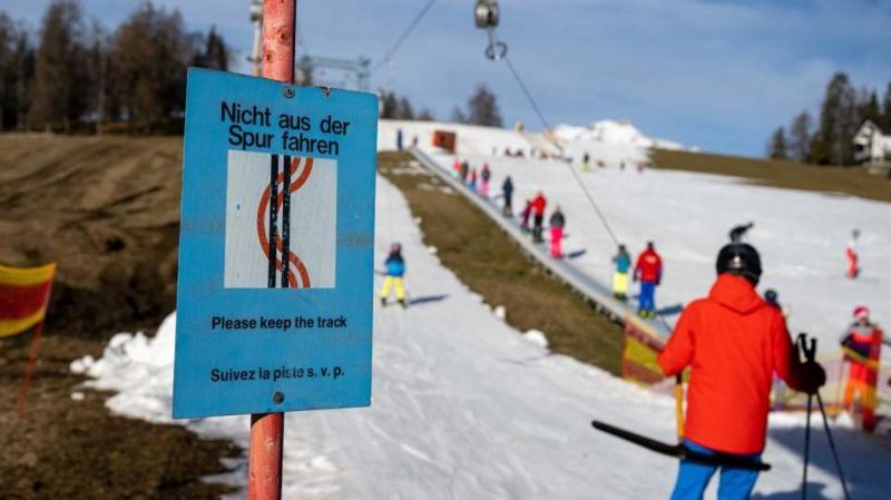 برف کم بساط ورزش‌های زمستانی در ارتفاعات آلپ را به هم زده است