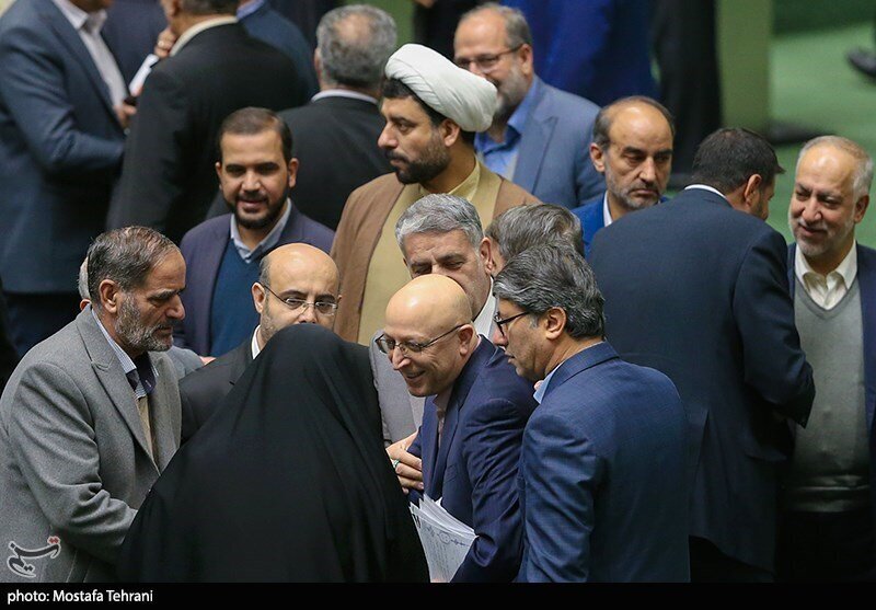 عکس | چهره خاص وزیر علوم در مجلس پس از فرار از کارت زرد نمایندگان
