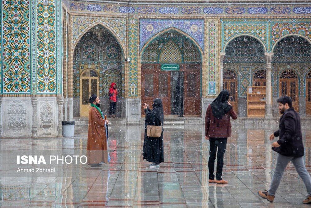 تصاویر متفاوت از دو زوج طلبه در روز برفی قم
