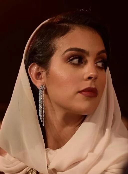 (عکس) محدودیت‌های عربستان، جورجینا را محجبه کرد؟