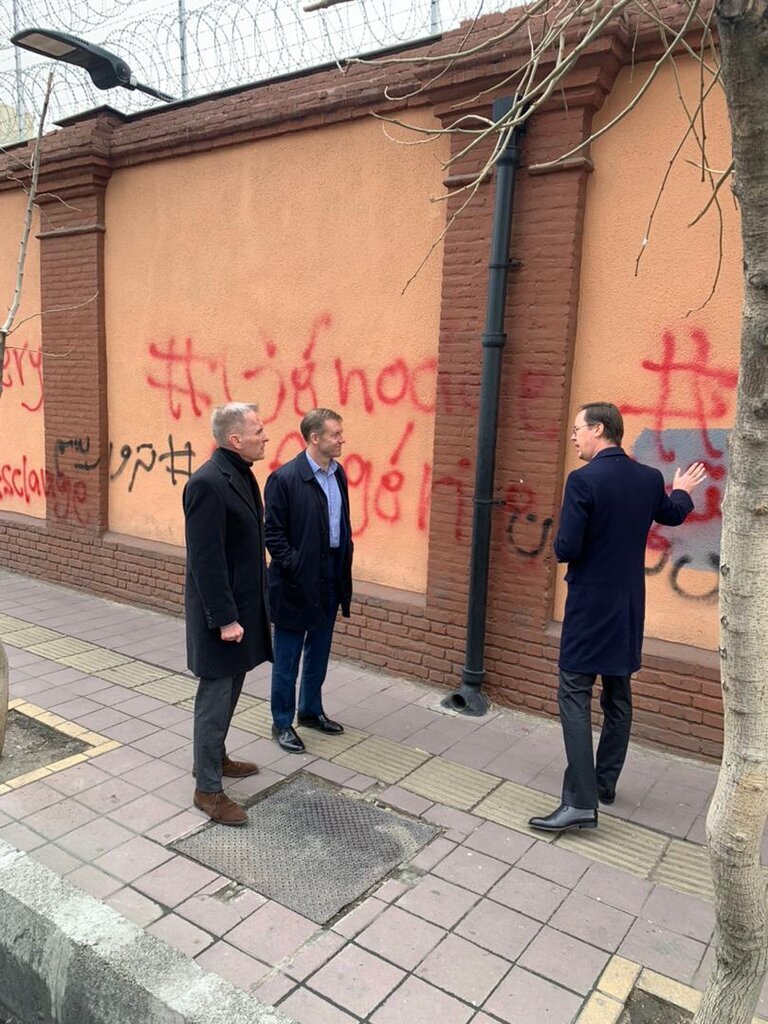 (تصاویر) سفارت انگلیس بازهم خبر ساز شد