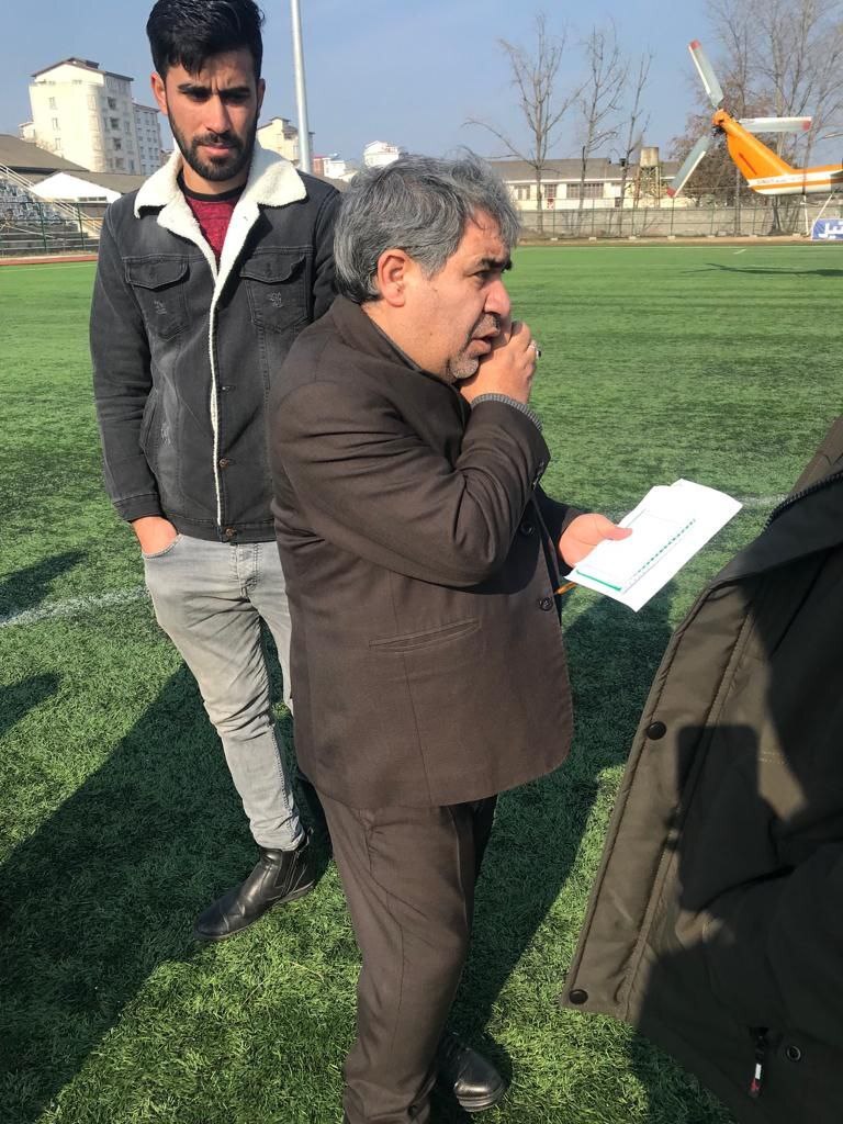 (عکس) اقدام عجیب در لیگ یک، فرود هلی‌کوپتر در زمین