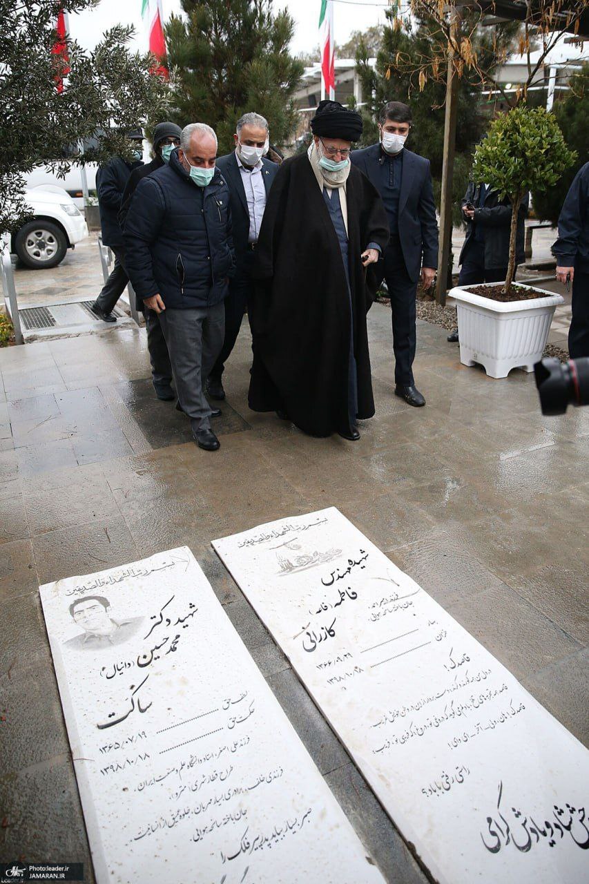 (تصویر) حضور رهبر انقلاب بر مزار دو شهید حادثه هواپیمای اوکراینی