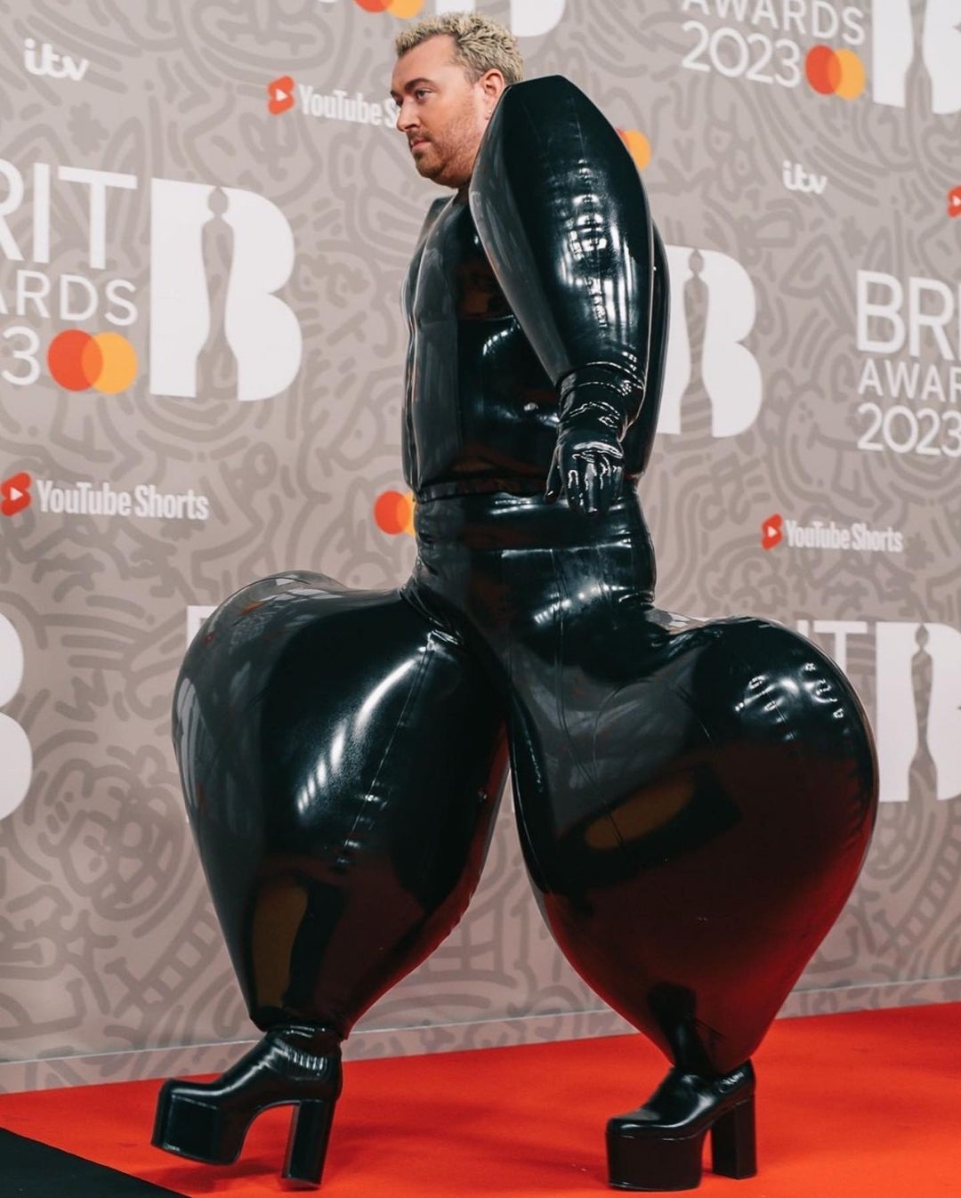 (عکس) استایل عجیب خواننده معروف همه را شوکه کرد!