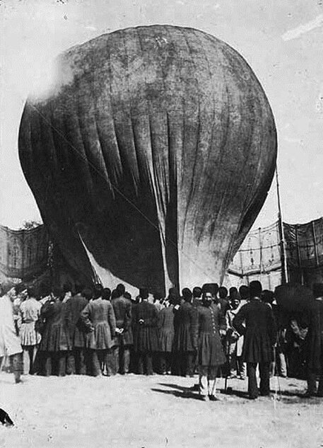 (عکس) تماشای پرواز نخستین بالن در تهران/ سرنوشت بالن‌ها چه شد؟