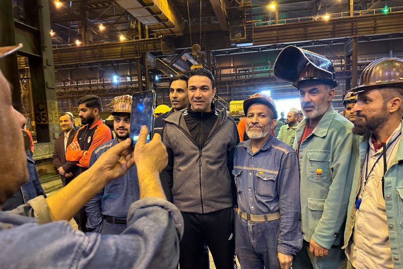 (عکس) نکونام و شاگردانش درجمع کارگران فولاد