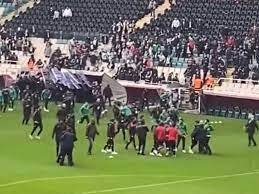 استقبال از بازیکنان با ترقه و چاقو در فوتبال ترکیه!