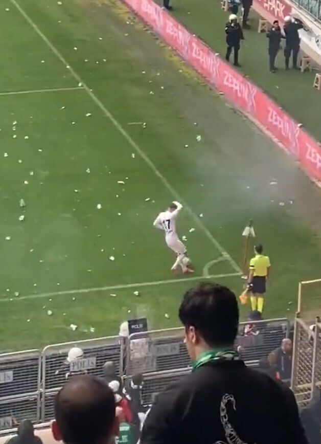 استقبال از بازیکنان با ترقه و چاقو در فوتبال ترکیه!