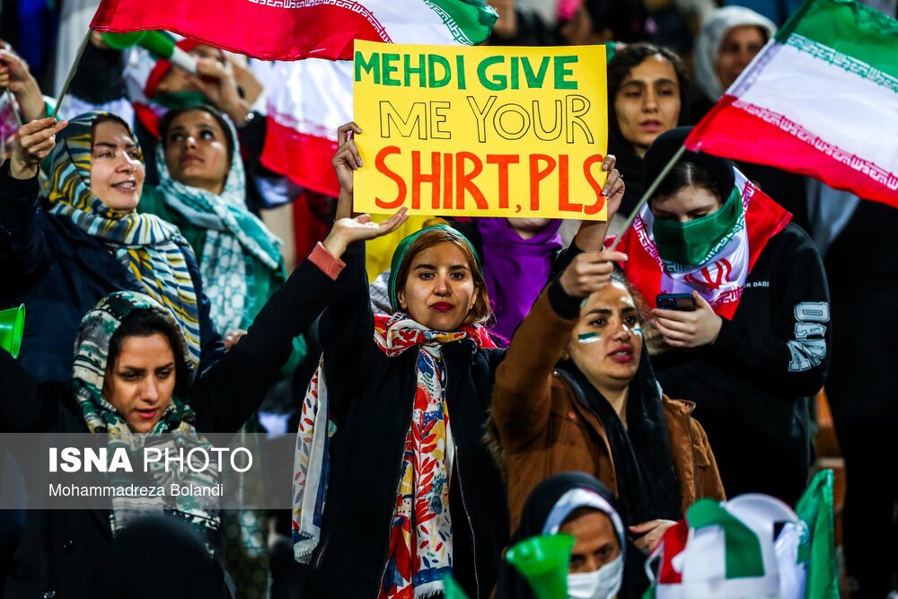 (عکس) درخواست تماشاگر زن ایرانی از مهدی طارمی