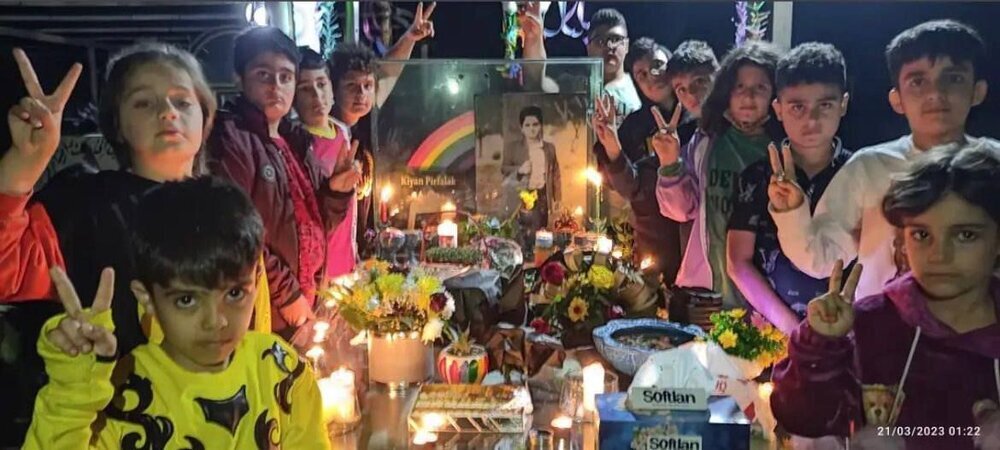 (عکس) دیدار نوروزی «دوستانِ کیان پیرفلک» با او، سر مزارش