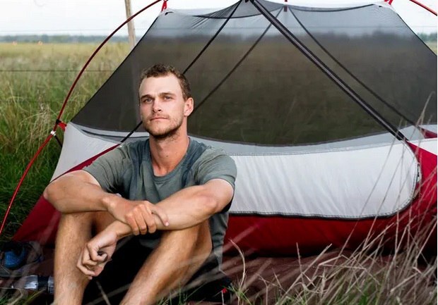 تام تورچیچ و سگ همسفرش؛ مردی که پیاده سراسر جهان را قدم زد/ پیاده روی هفت ساله مردی در سراسر جهان برای کشف معنای زندگی/ ملاقات با دهمین انسان و اولین سگی که دور دنیا را پیاده پیمودند//ترجمه