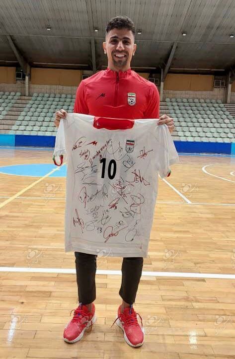 (عکس) هدیه خاص کاپیتان تیم ملی برای زندانیان