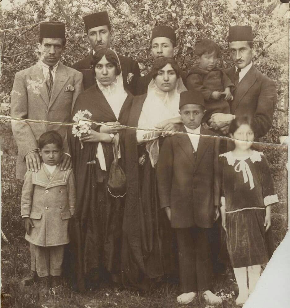 تصویری تاریخی از پوشش زنان و مردان در ۱۳۰۵