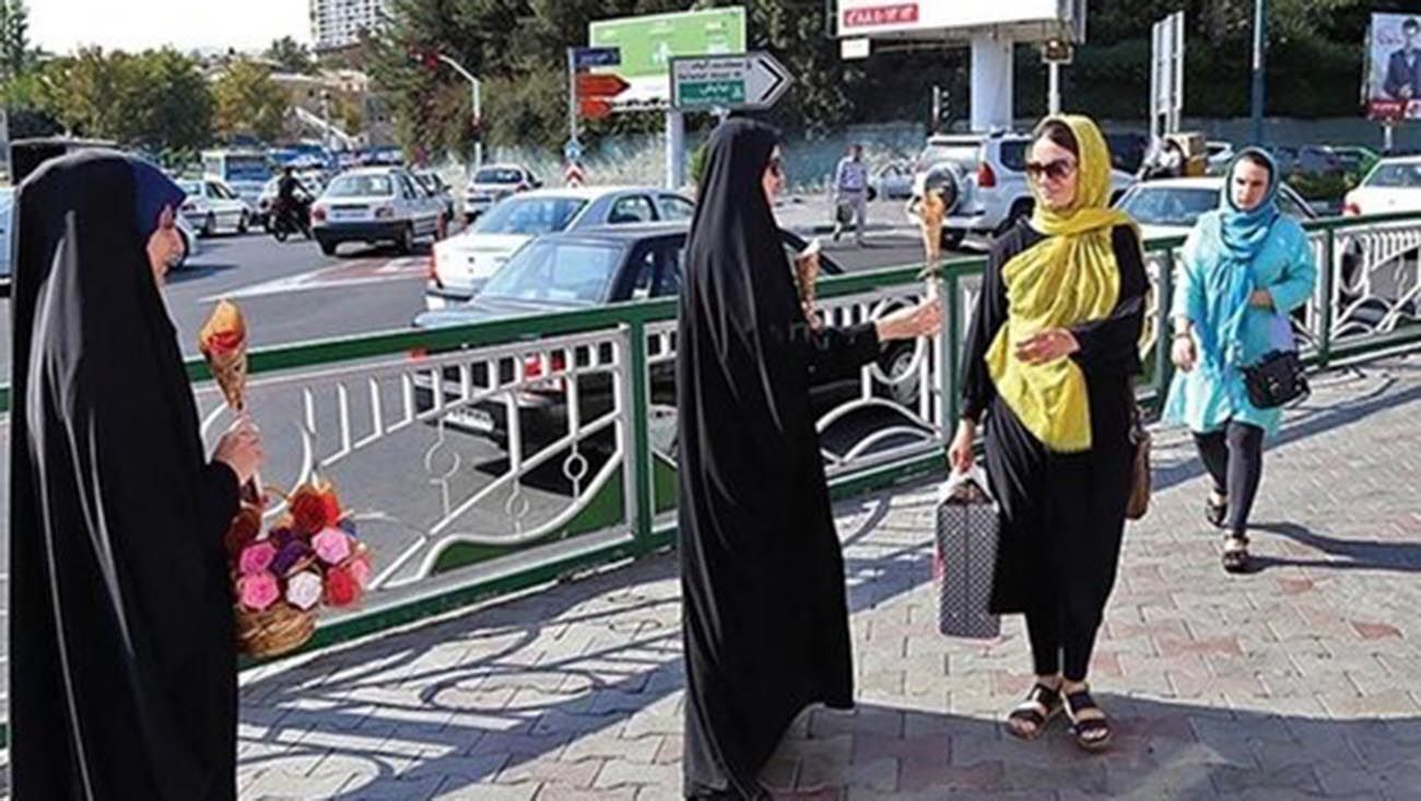 ۹۰ سال مناقشه جامعه ایرانی بر سر مساله حجاب / ۹ دهه جدال بر سر حجاب و وضعیت امروز جامعه ایرانی / چگونه به مناقشه کنونی در باب حجاب رسیده‌ایم؟؛ داستان ۹۰ سال مناقشه بر سر حجاب