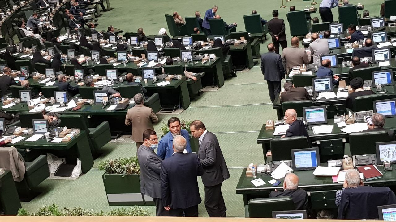 (تصاویر) اقدام عجیب قاضی زاده هاشمی برای بقای وزیر صمت