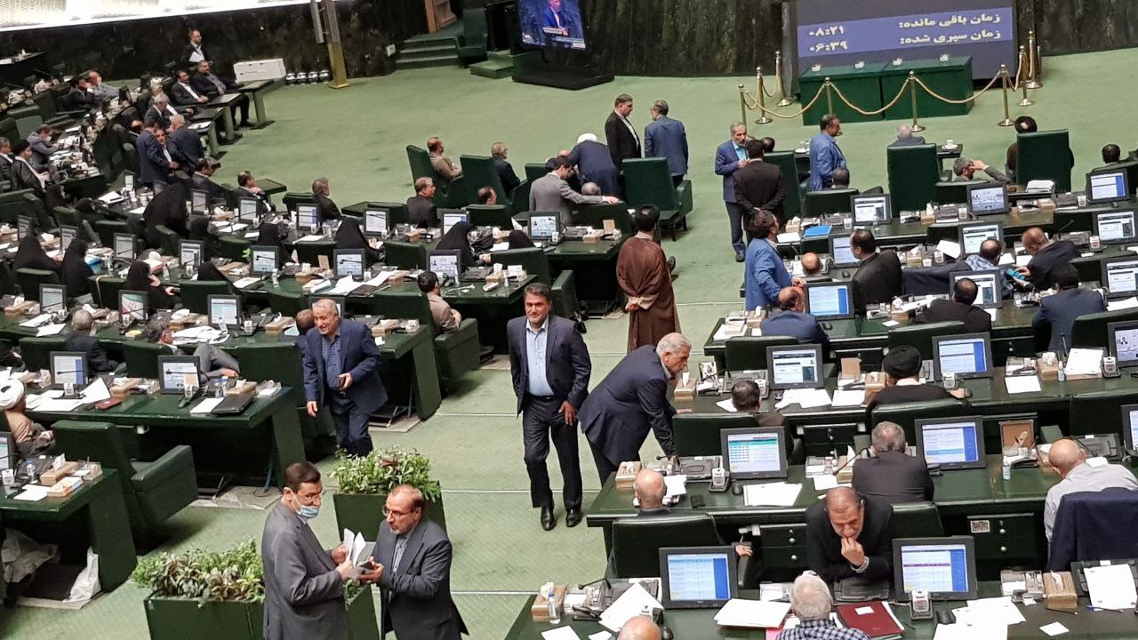 (تصاویر) اقدام عجیب قاضی زاده هاشمی برای بقای وزیر صمت