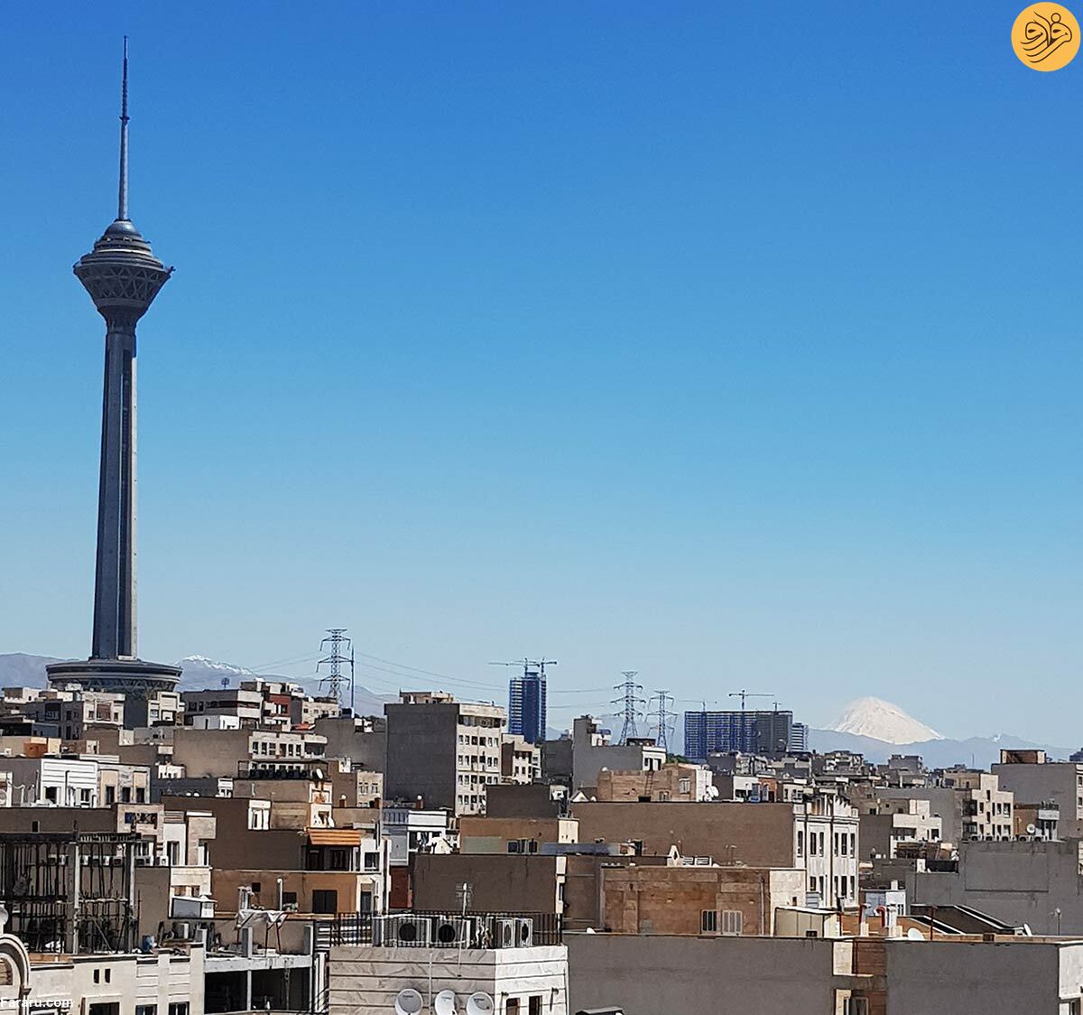 (تصویر) کوه دماوند و برج میلاد در یک قاب