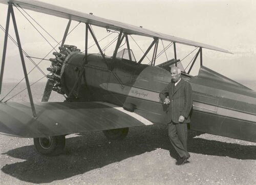 (عکس) بانی ساخت دانشگاه الزهرا در فرودگاه دوشان تپه چه می‌کرد؟