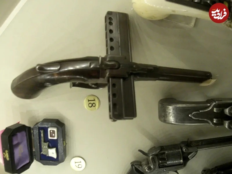 (تصاویر) عجیب‌ترین اسلحه‌های تاریخ؛ از تفنگ تقویم‌دار تا تپانچۀ ضد سگ!///