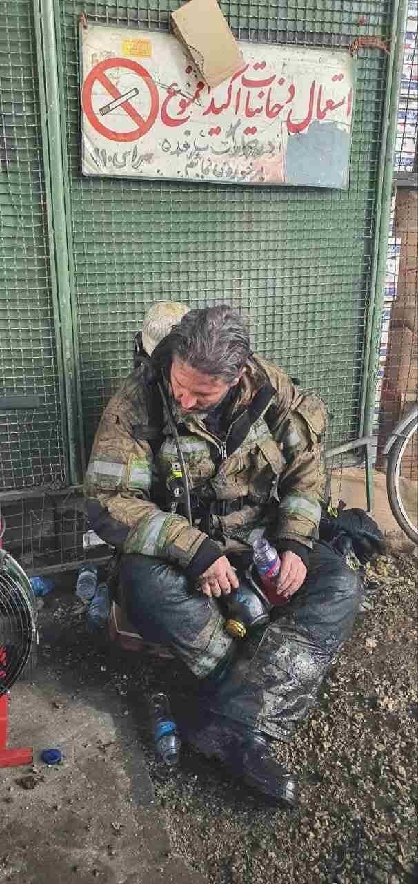 تصویری از خستگی آتش‌نشان بعد از اطفای آتش‌سوزی بزرگ امروز تهران