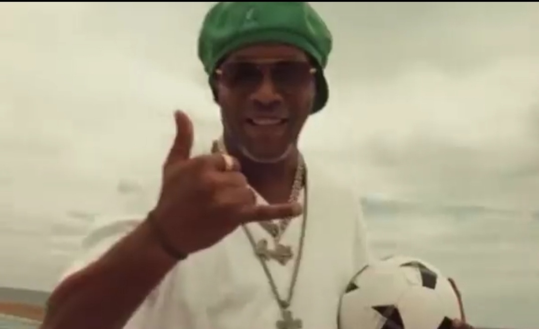 (عکس)رونالدینیو دست از هنرنمایی با توپ بر نمی دارد