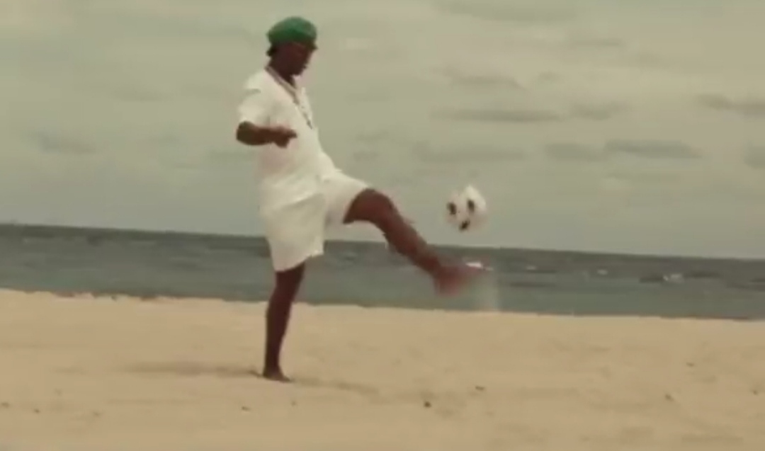 (عکس)رونالدینیو دست از هنرنمایی با توپ بر نمی دارد